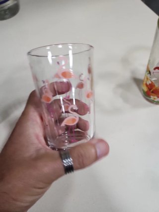 Vasos tropicales con flamencos y piñas