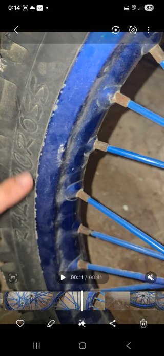 Ruedas de moto con radios azules
