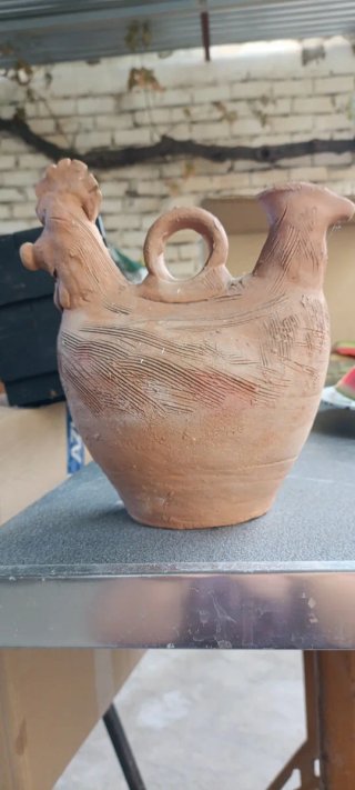 Botijo de barro con forma de gallo