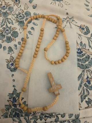 Rosario de madera y cuerda