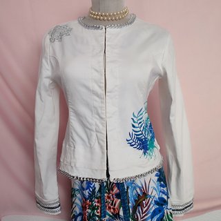 Biker. Chaqueta blanca de Desigual. Talla L