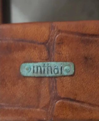 Mesa auxiliar de madera y piel