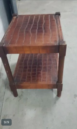 Mesa auxiliar de madera y piel