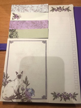 Libreta con notas adhesivas decoradas