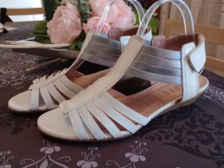 Sandalias Hispanitas Talla 39 Blancas y Plateadas