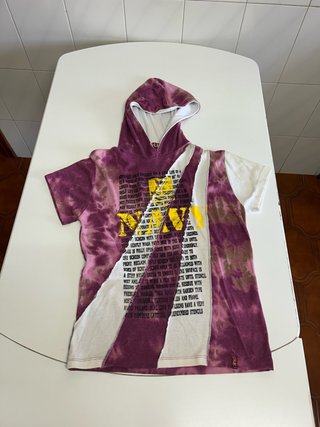 Camiseta con capucha
