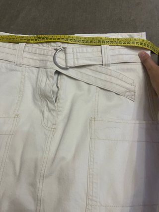 Falda beige Stradivarius con cinturón