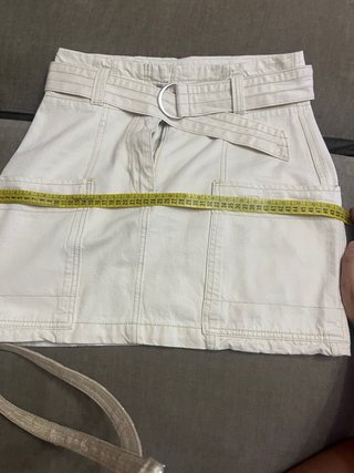 Falda beige Stradivarius con cinturón