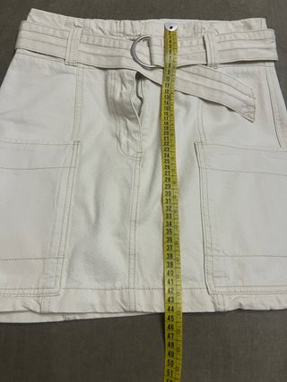 Falda beige Stradivarius con cinturón