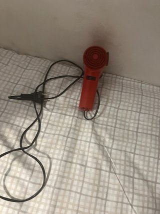 Secador de pelo pequeño rojo