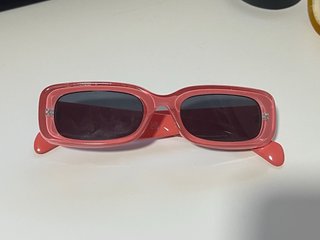 Gafas de sol rosas rectangulares