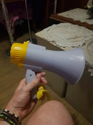 Megafono portátil morado y amarillo -Lleva batería