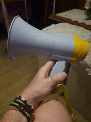 Megafono portátil morado y amarillo -Lleva batería