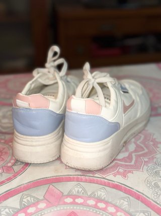 Zapatillas blancas plataforma detalles rosa