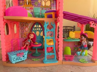 Casa de muñecas con accesorios