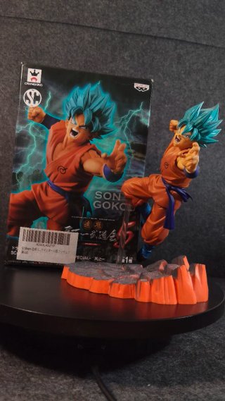 Figura Goku SSGSS Banpresto SCultures