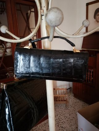 Monedero de piel de cocodrilo negro