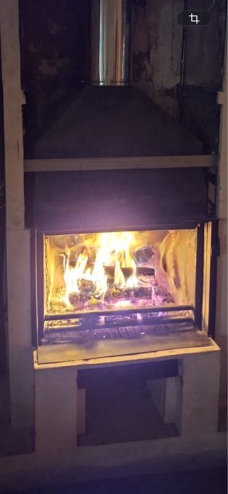 Chimenea metálica negra y plateada