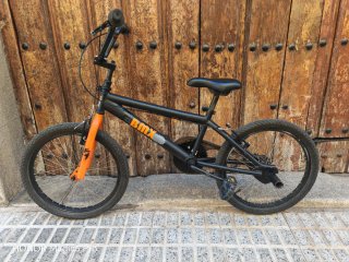 Bicicleta BMX Negra y Naranja