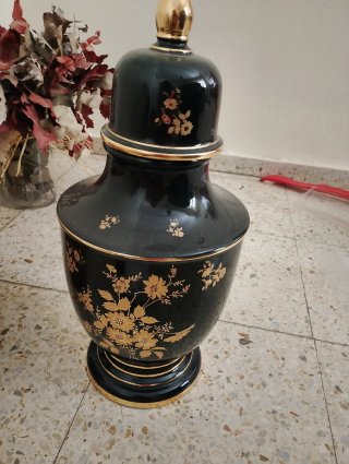 Jarrón porcelana negro y dorado