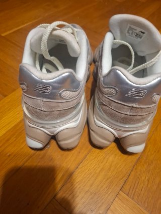 Zapatillas New Balance 9060 Beige/Plata Talla 39.5