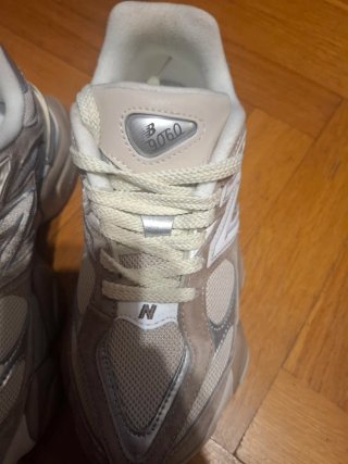 Zapatillas New Balance 9060 Beige/Plata Talla 39.5