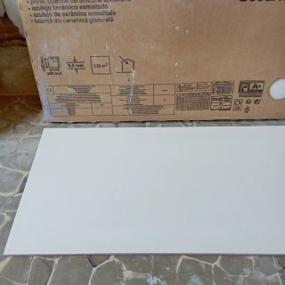Seis Azulejos blancos 30 x60cm Good Home .