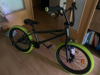 Bicicleta BMX verde y negra