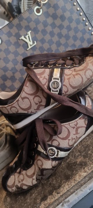 Bolso Louis Vuitton Damier con tachuelas