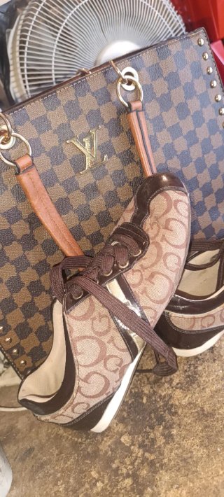 Bolso Louis Vuitton Damier con tachuelas