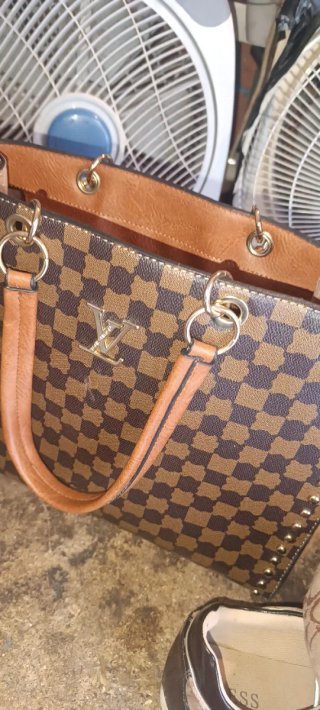 Bolso Louis Vuitton Damier con tachuelas