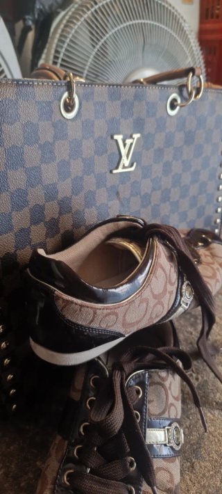 Bolso Louis Vuitton Damier con tachuelas