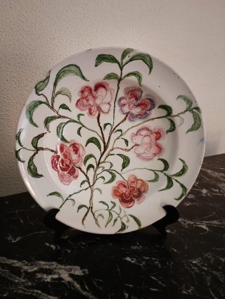 Plato de cerámica decorado con flores