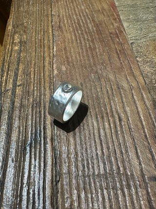 Anillo plateado con piedra brillante