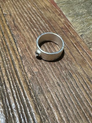 Anillo plateado con piedra brillante