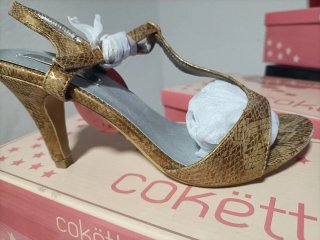 Zapatos de tacón dorados y turquesa La Push