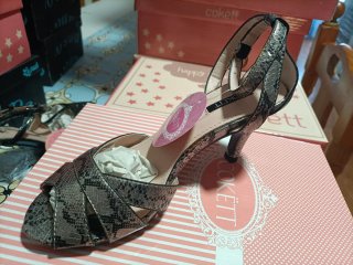 Zapatos de tacón dorados y turquesa La Push