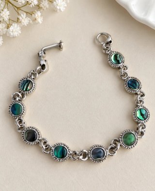 Pulsera plateada con efecto nácar