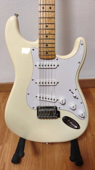 Guitarra Squier Affinity Stratocaster blanca.