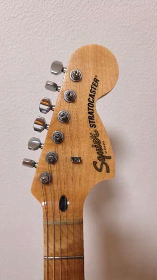 Guitarra Squier Affinity Stratocaster blanca.