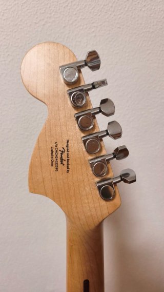 Guitarra Squier Affinity Stratocaster blanca.