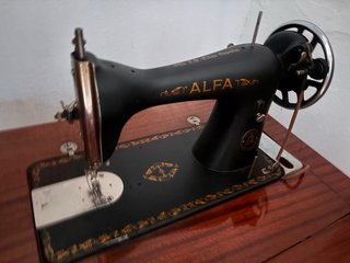 Máquina de coser Alfa antigua con mueble