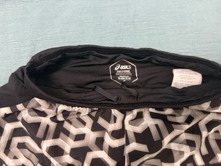 Shorts running Asics estampado