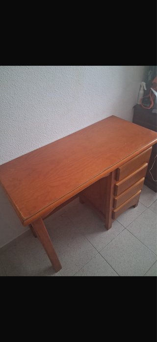 Escritorio de madera con cajones