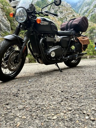 Triumph Bonneville T120 Negra