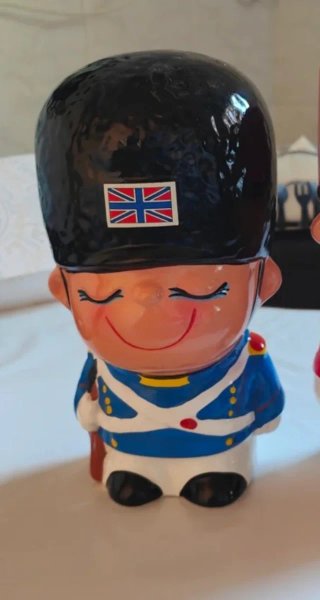 Porta monete soldato britannico in ceramica