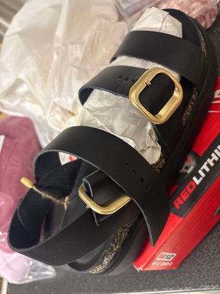 Sandalias negras con hebillas doradas
