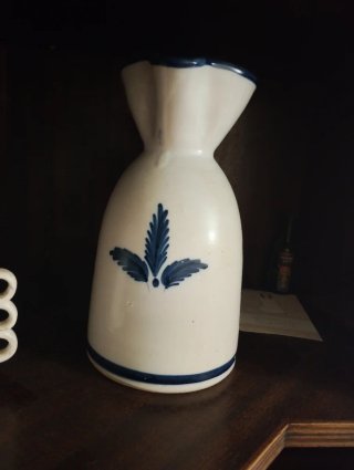 Jarrón de cerámica azul y blanco