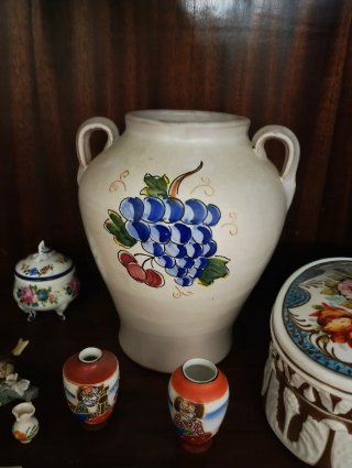 Jarrón de cerámica con uvas