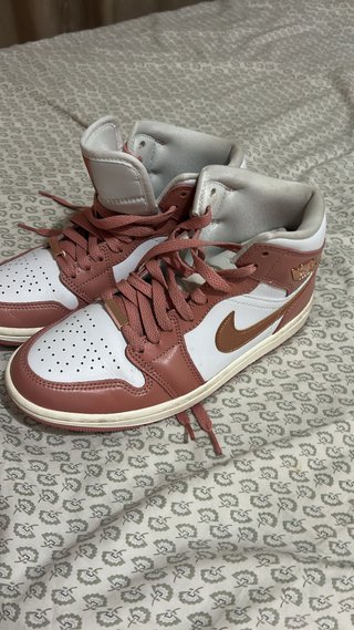 Jordan 1 Mid Rosa y Blanco